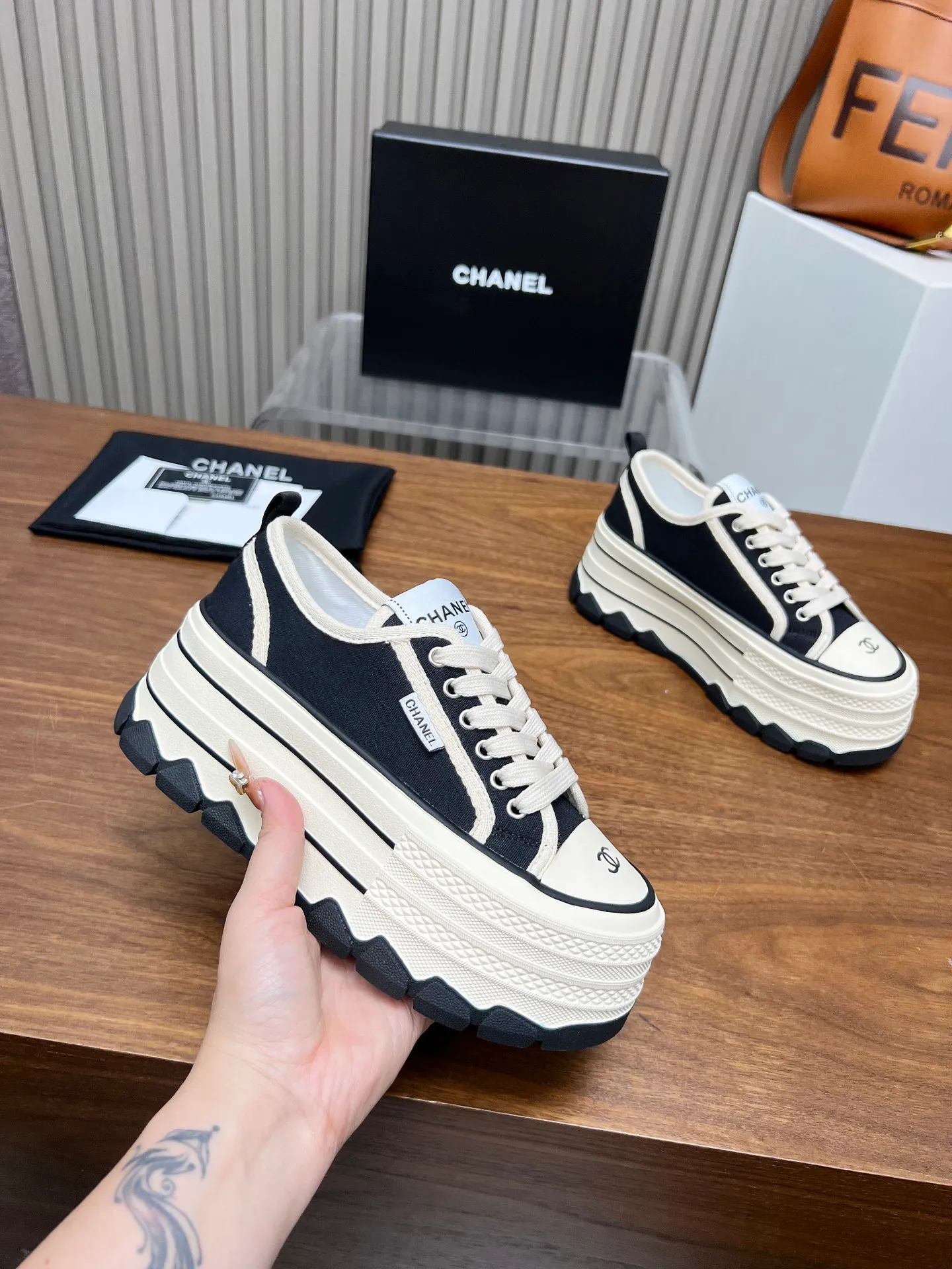 👟👟Ex-factory price 460👟👟 Top version, original quality! ! ! Chanel Chanel - 2025 biscuit shoes, the top casual sports shoes in the counter. This classic design; the style of the upper is made of various craftsmanship; the outsole is fashionable and sporty; the unusual inclusion of a variety of color matching elements... The diversified mix and match is very beautiful and versatile, casual, fashionable, sports and outdoor can be taken into account... ꫛꫀꪝ Go➫ Material: ❶Upper made of: original canvas ❷Inside made of: sheepskin ❸Outsole based on: Original TPU combination outsole, counter quality packaging, complete set for women 35–40